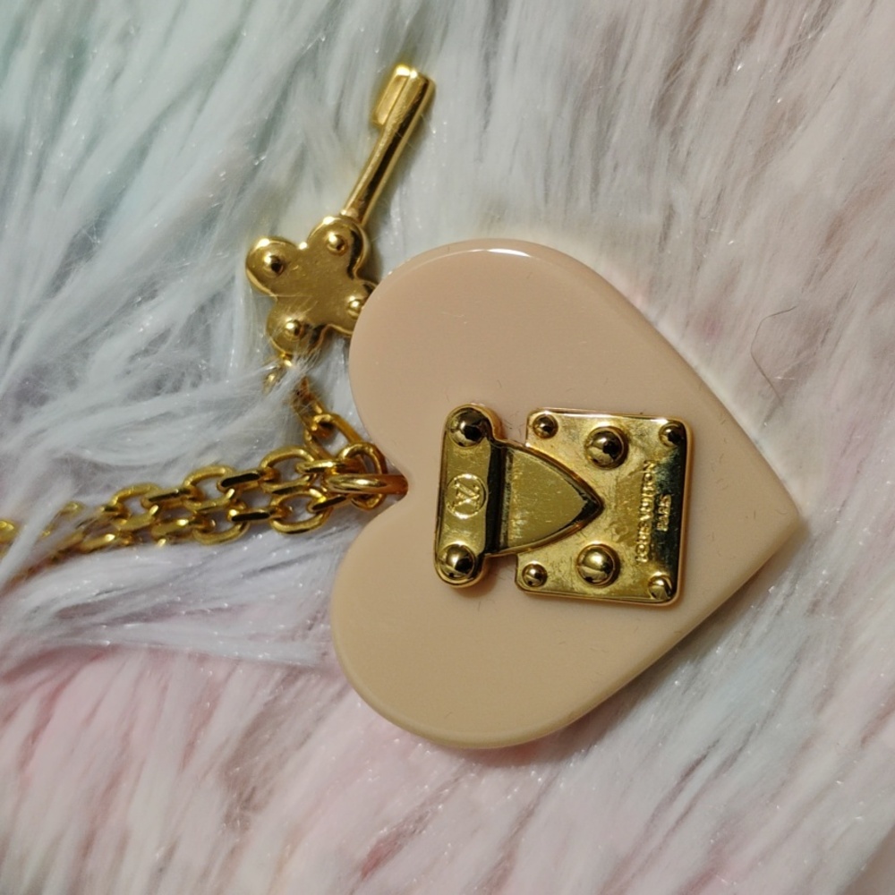 LOUIS VUITTON
Authentic Louis Vuitton
Resin 'Lock Me' Heart Pendant Necklace - Picture 8 of 16